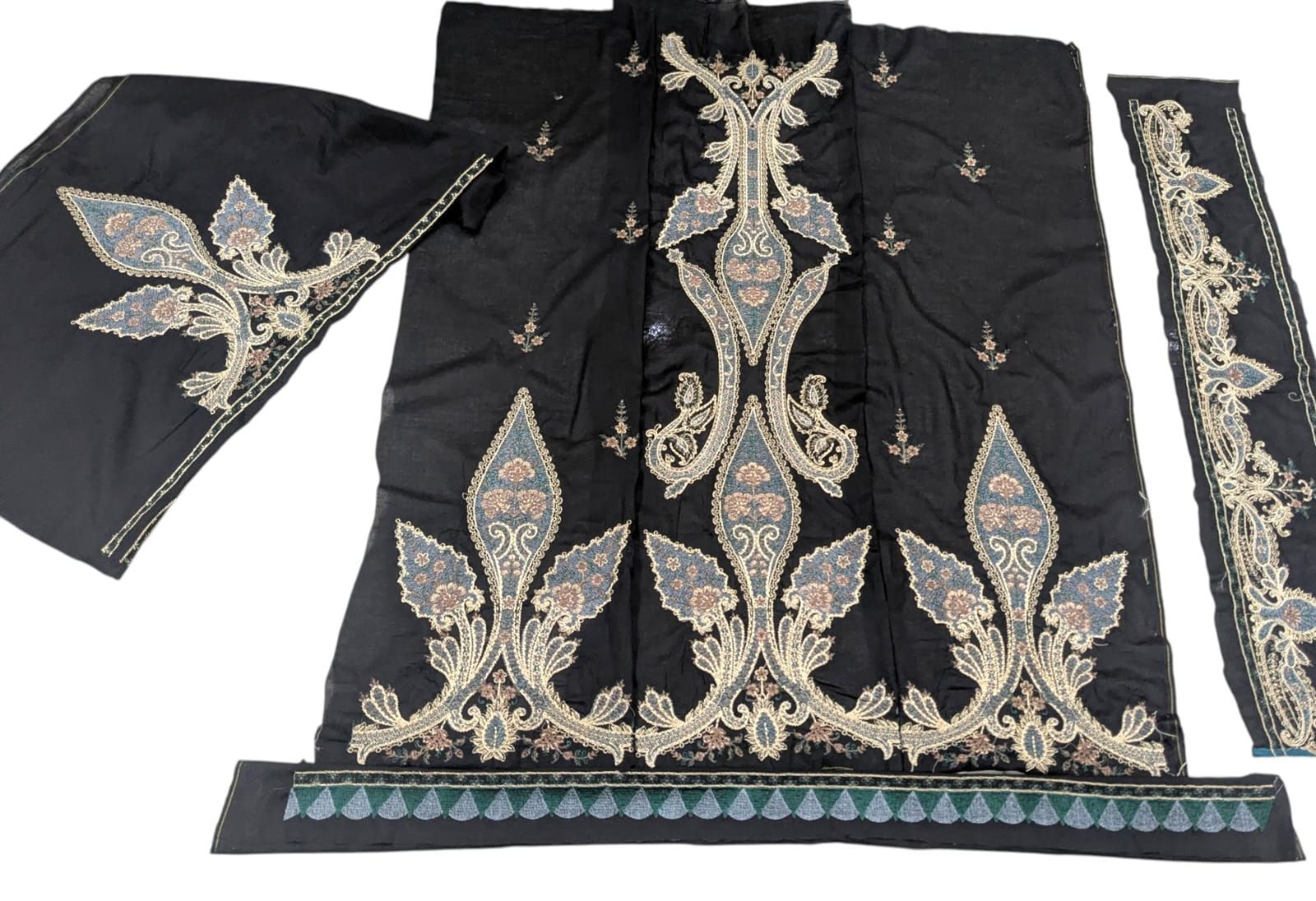 Trending 3 Piece Premium Un-Stiched Embroidered Suit – Elegant Designer Collection